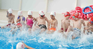 Akçaabat’ta Minik Yüzücüler için Yüzme Kursları