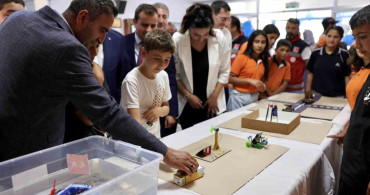 Akçadağ Belediyesi'nin desteğiyle yenilenen okul sıraları öğrencilere teslim edildi