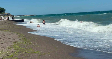 Akçakoca'da dalga boyu 2 metreyi aştı