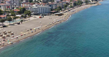 Akçakoca'da hava sıcaklığı 37 dereceyi buldu, plajlar dolup taştı