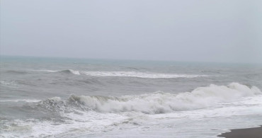 Akçakoca'da Kuvvetli Rüzgar Denizde Dalga Boyunu Yükseltti