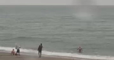 Akçakoca'da Yağmura Rağmen Denize Girenler