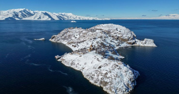 Akdamar Adası Kışın Büyüleyici Güzelliği ile Ziyaretçilerini Ağırlıyor