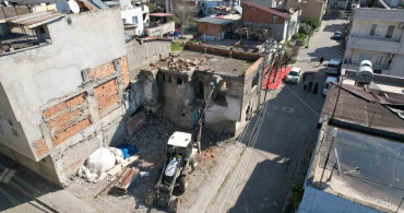 Akdeniz Belediyesi Metruk Binaların Yıkımını Gerçekleştiriyor