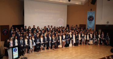 Akdeniz Üniversitesi'nde diş hekimleri mezun oldu