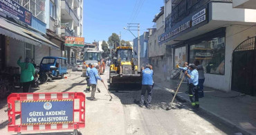 Akdeniz'de Yol ve Kaldırım Yenileme Çalışmaları Devam Ediyor