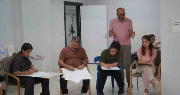 Akem’de veliler ve çocuklar aynı atölyede resim eğitimi alıyor
