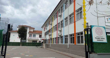 Akhisar'daki İlginç Olay: Tavan Sıvası Düşen Sınıfta Üç Öğrenci Yaralandı