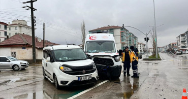 Aksaray'da Ambulans ve Ticari Araç Çarpışması: 8 Yaralı