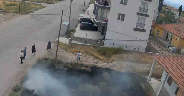Aksaray'da çocukların maytapla çıkardığı ot yangını güvenlik kamerasında kaydedildi