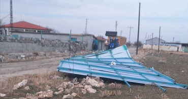 Aksaray'da Kuvvetli Rüzgar Çatı Uçurdu, Bir Kişi Ağır Yaralandı