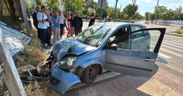 Aksaray'da otomobil kaldırıma çıkarak reklam tabelasına çarptı: 2 yaralı