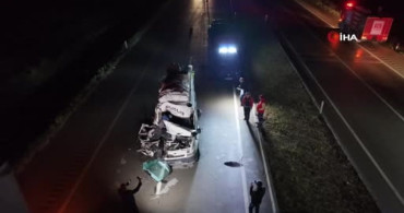 Aksaray'da Tarım İşçilerini Taşıyan Minibüsün Tıra Çarpması Sonucu 12 Yaralı