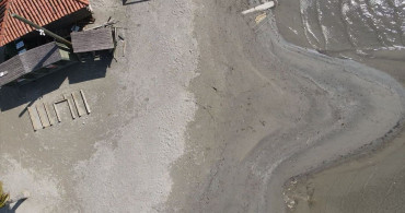 Akyaka Sahilinde Deniz Suyu Çekildi