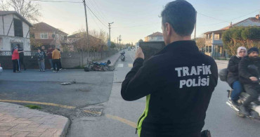 Akyazı'da Trafik Kazası: Motosikletli Otomobile Çarptı