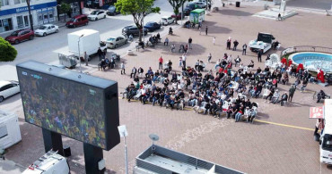 Alaca'da milli futbol maçı dev ekranda izlendi