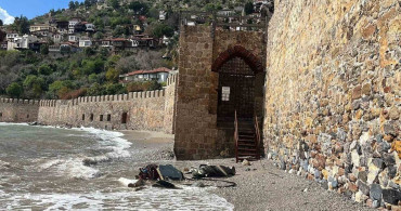 Alanya'da Balıkçı Teknesi Alabora Oldu