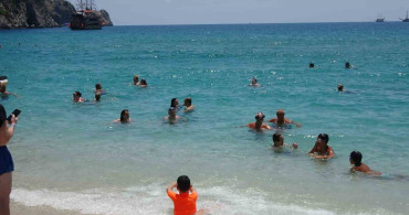 Alanya'da hava sıcaklığı 30 dereceyi gördü, turistler sahile koştu