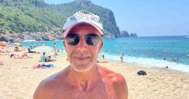 Alanya'da hava sıcaklığı 33 dereceyi buldu, turistler denizde serinledi