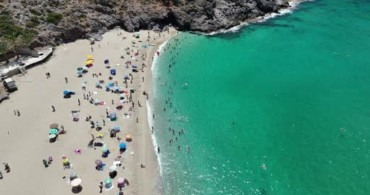 Alanya'da hava sıcaklıkları 31 dereceye ulaştı, sahiller dolup taştı