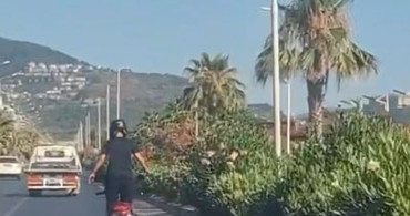 Alanya’da motosiklet üzerinde ayakta ilerleyen sürücünün tehlikeli yolculuğu kamerada