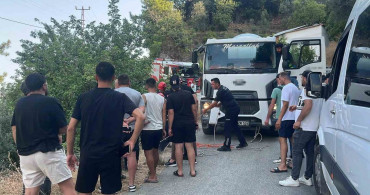 Alanya'da otomobil şarampolde asılı kaldı, itfaiye ekipleri müdahale etti