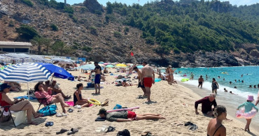 Alanya'da tatilciler deniz ve güneşin tadını çıkardı