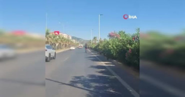 Alanya'da tehlikeli motosiklet yolculuğu kamerada