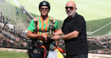 Alanya'da Yamaç Paraşütü Başarısı: Harun Karateke Kupasını Aldı