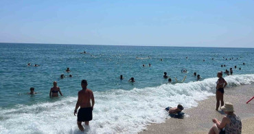Alanya'da yaz sıcakları plajları doldurdu