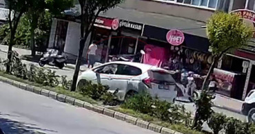 Aldığı takdir belgesinin sevinciyle koşarken otomobil çarptı