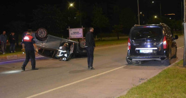 Alkollü Sürücü Park Halindeki Araca Çarpa Çift Yaralı