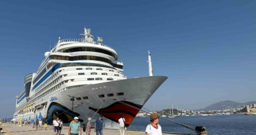 Alman turistleri taşıyan dev kruvaziyer Bodrum’a demirledi