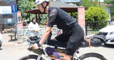 Almanya'da ilik kanserini yenen genç, bisikletiyle Tac Mahal'e doğru yola çıktı