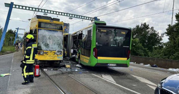 Almanya'da korkunç kaza! Otobüs ile tren çarpıştı: Çok sayıda yaralı var