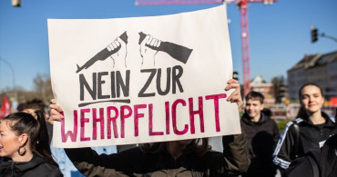 Almanya'da Öğrenciler Zorunlu Askerliği Protesto Etti