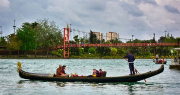 Altın Koza'da Seyhan Nehri Üzerinde Gondolda Film İzleme Keyfi