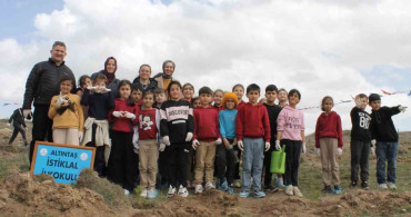 Altıntaş’ta Ağaç Dikme Etkinliği Gerçekleşti