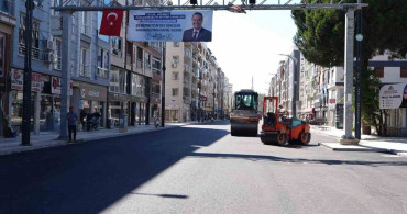 Altyapısı yenilenen caddede sıcak asfalt çalışmaları başladı