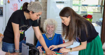 Alzheimer hastaları mavi ev'de buluşuyor