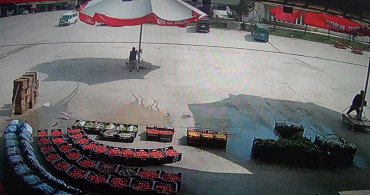 Amasya'da fırtınadan uçan şemsiyesini kaptırmayan esnaf kameralara takıldı