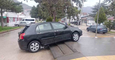 Amasya'da Kontrolden Çıkan Araç Durakta Bekleyenleri Teğet Geçti