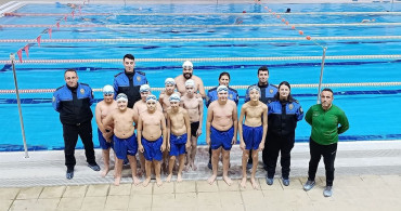 Amasya'da Polislerden Çocuklara Yüzme Eğitimi