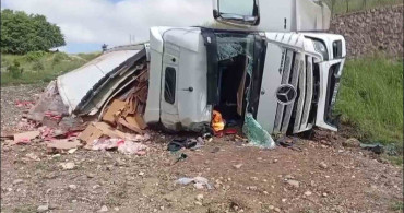 Amasya'da Tavuk Yüklü Tır Şarampole Uçtu: İki Yaralı