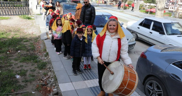 Amasya'daki Minik Öğrenciler İhtiyaç Sahiplerine Bayramlık Alma Yolu ile Yardımseverlik Dersi Aldı