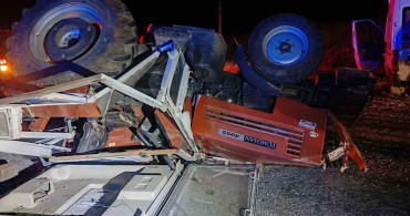 Ambulans Traktöre Çarptı: 4 Yaralı
