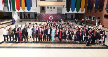Anadolu Üniversitesi açıköğretim fakültesi mezunları mezuniyet coşkusunu paylaştı