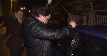 Anahtar Kontakta Unutunan Araç Sahibi Çilingir Yardımıyla Sorunu Aştı