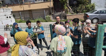 Anamur'da Öğrenciler İyilik İçin Çiçek Dikti