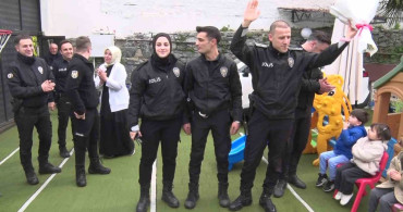 Anaokulu Öğrencilerinden Polislere Sürpriz Kutlama